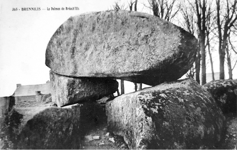 Dolmen de Brennilis (Bretagne). Près de l'église