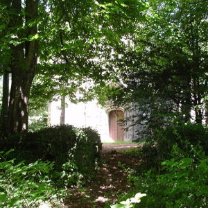 Chapelle de la Croix dans son écrin de verdure